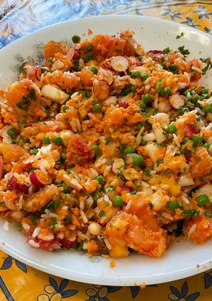 Une photo de Salade multicolore de riz blanc, carottes, petits pois, tomate, radis et persil