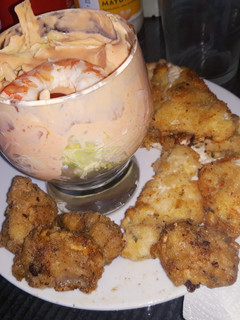 Una foto de Cóctel de marisco, adobo y pollo empanado