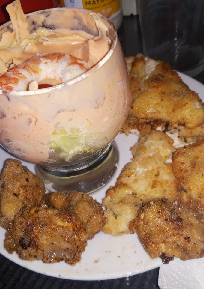 Una foto de Cóctel de marisco, adobo y pollo empanado