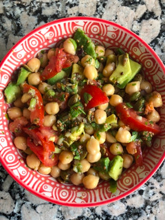 Una foto de Ensalada de garbanzos