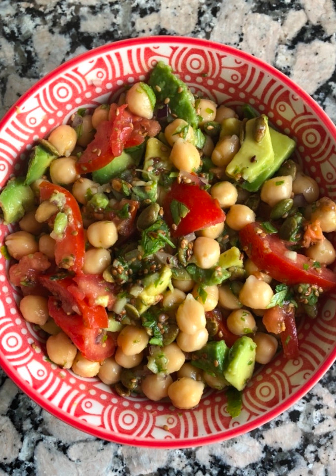Una foto de Ensalada de garbanzos