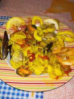 Una foto de Arroz mixto carne y pescado