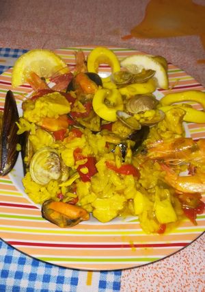 Una foto de Arroz mixto carne y pescado