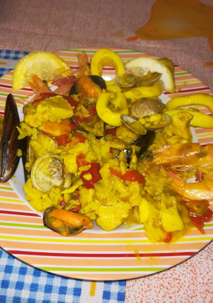Una foto de Arroz mixto carne y pescado