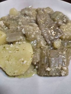 Una foto de Cardo en salsa de almendras y pesto de perejil