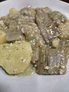 Una foto de Cardo en salsa de almendras y pesto de perejil