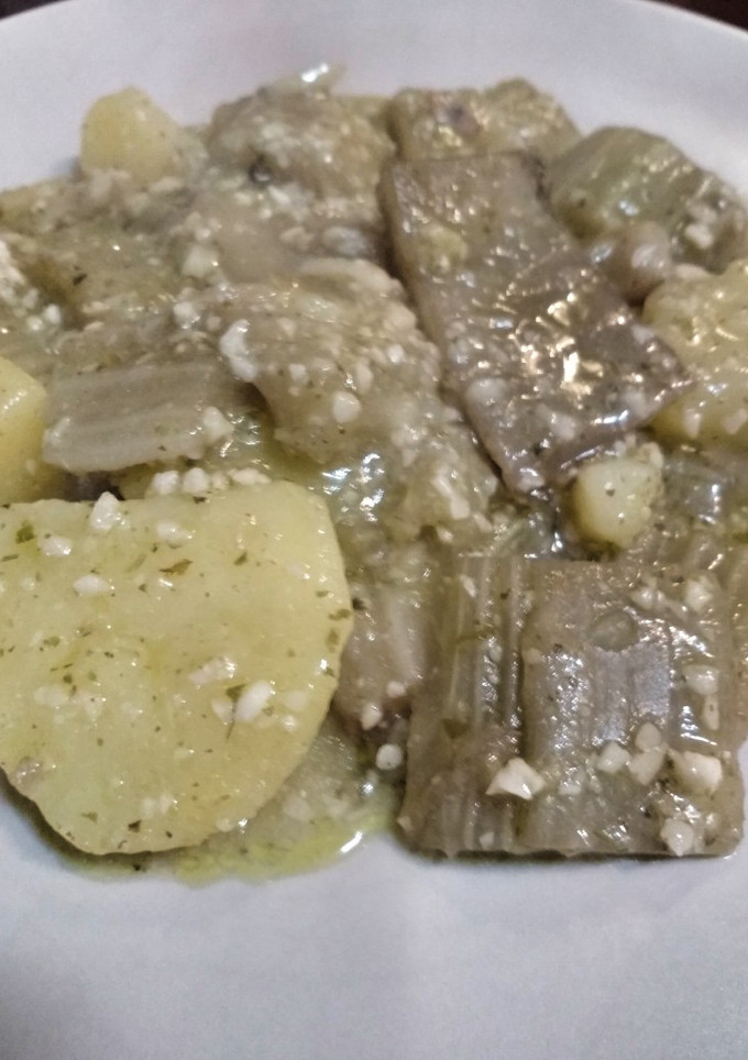Una foto de Cardo en salsa de almendras y pesto de perejil