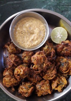 कांदा भजिया (Kanda bhajiya recipe in hindi) रेसिपी मुख्य फोटो