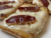 Una foto de cena queso brie
