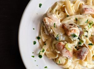 Una foto de Pasta en salsa de pollo al verdeo
