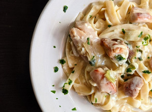 Una foto de Pasta en salsa de pollo al verdeo
