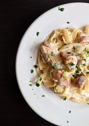 Una foto de Pasta en salsa de pollo al verdeo