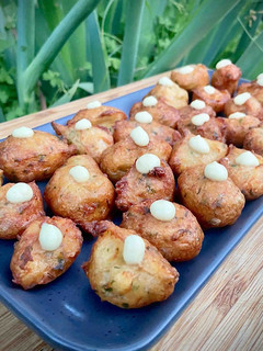 Una foto de Buñuelos de bacalao con bacalao