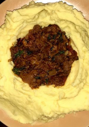 A picture of Creamy mash potatoes/beef.