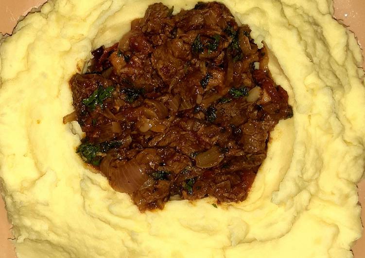 Steps to Prepare Perfect Creamy mash potatoes/beef
