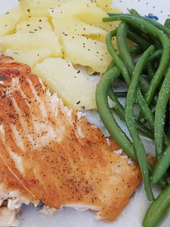 Una foto de Salmón a la plancha con guarnición de verduras