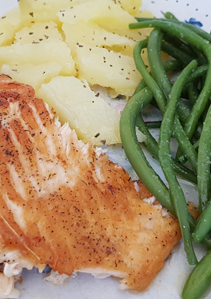Una foto de Salmón a la plancha con guarnición de verduras