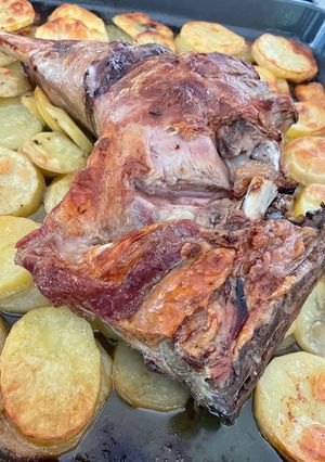 Una foto de Cordero al horno con patatas