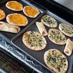 A picture of معجنات جبن وصوصج Cheese and sauce pastries.