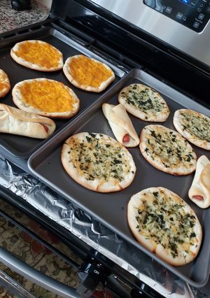 A picture of معجنات جبن وصوصج Cheese and sauce pastries.