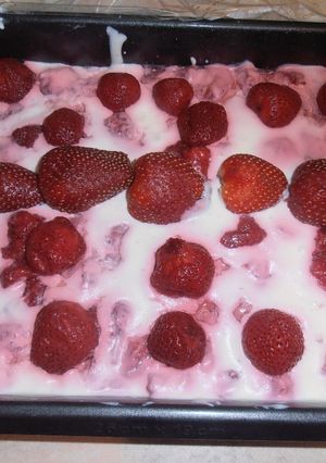 Φωτογραφία της συνταγής Το κάλεσμα του έρωτα. Τυλιχτό tiramisù με φράουλες και λευκή κρέμα 🍓
