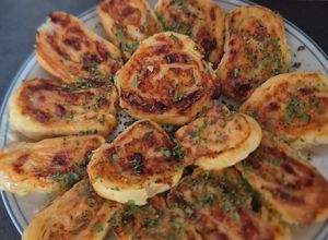 Une photo de Rouleaux feuilletés croustillants aux lardons et fromage