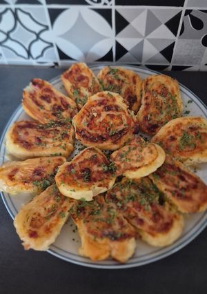 Une photo de Rouleaux feuilletés croustillants aux lardons et fromage