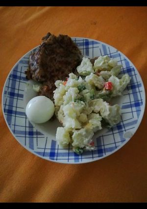 Una foto de Ensalada rusa y tortilla de jurel