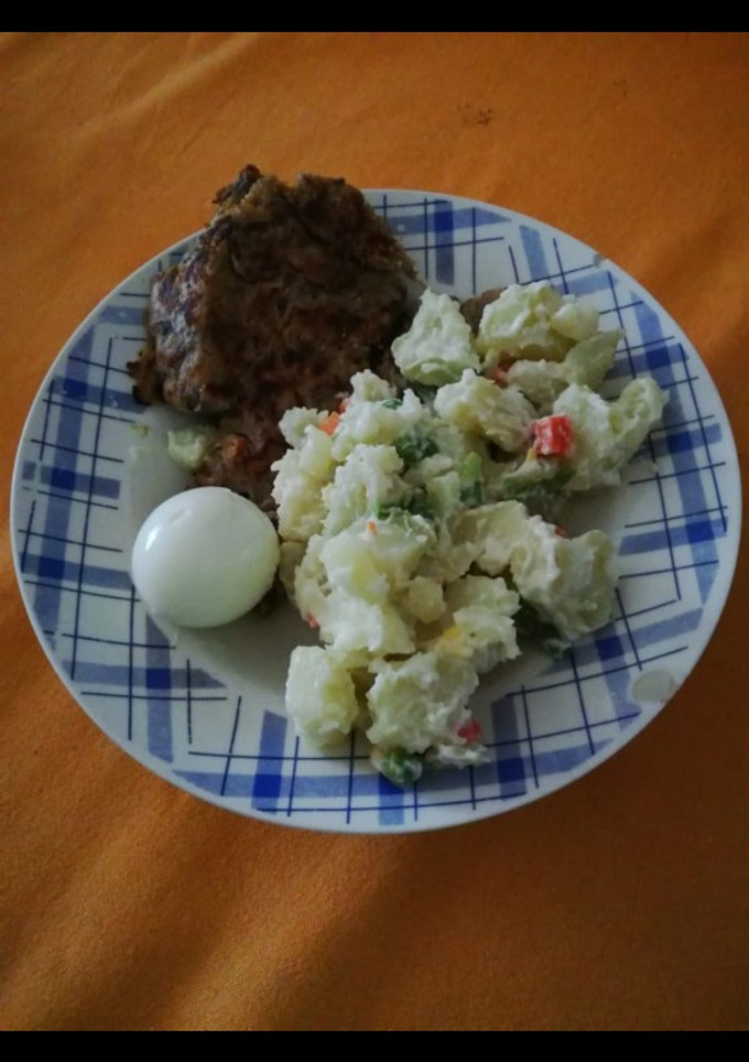 Una foto de Ensalada rusa y tortilla de jurel