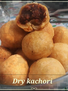 ડ્રાય કચોરી (Dry Kachori Recipe In Gujarati) રેસીપી મુખ્ય ફોટો