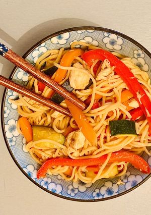 Une photo de Nouilles chinoise aux poulet et petits légumes