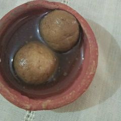 A picture of Mini jaggery roshogulla (Rasgulla).