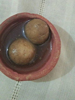 A picture of Mini jaggery roshogulla (Rasgulla).