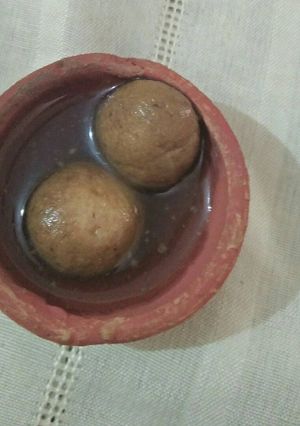 A picture of Mini jaggery roshogulla (Rasgulla).