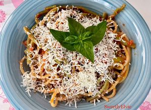 Foto di Spaghetti con fagiolini al sugo di pomodoro fresco, basilico e cacio ricotta