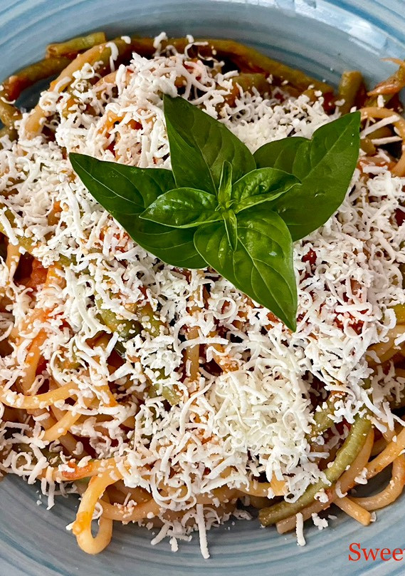 Foto di Spaghetti con fagiolini al sugo di pomodoro fresco, basilico e cacio ricotta