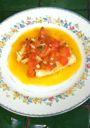 Una foto de Pescado con un toque de albahaca