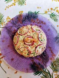 Una foto de Ensaladilla crujiente de coliflor con langostinos 🍤 keto