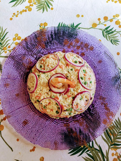 Una foto de Ensaladilla crujiente de coliflor con langostinos 🍤 keto