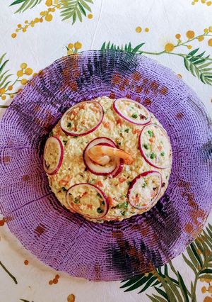Una foto de Ensaladilla crujiente de coliflor con langostinos 🍤 keto