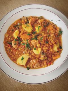 Una foto de Lentejas rápidas con verduritas y longanizas de pollo