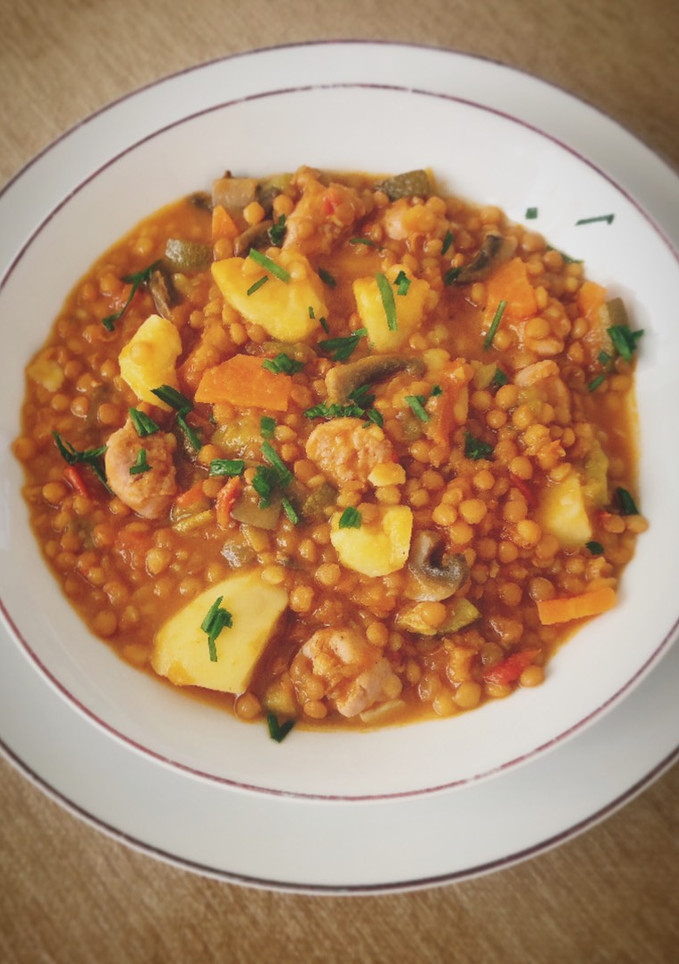 Una foto de Lentejas rápidas con verduritas y longanizas de pollo