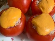 Una foto de tomates rellenos con huevo
