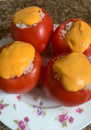 Una foto de Tomates rellenos con arroz y atún