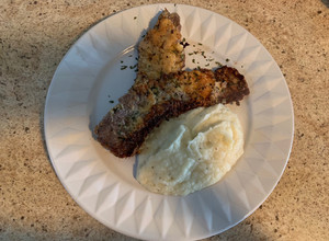 Una foto de Milanesa estilo Keto y Puré de coliflor (bajo en carbohidratos)