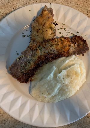 Una foto de Milanesa estilo Keto y Puré de coliflor (bajo en carbohidratos)