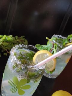 मिंट माॅकटेल विथ चिया सीड्स (Mint mocktail with chia seeds recipe in hindi) रेसिपी मुख्य फोटो