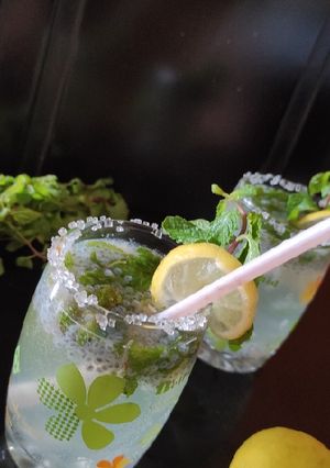 मिंट माॅकटेल विथ चिया सीड्स (Mint mocktail with chia seeds recipe in hindi) रेसिपी मुख्य फोटो