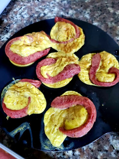 A picture of Egg sausage Cups.