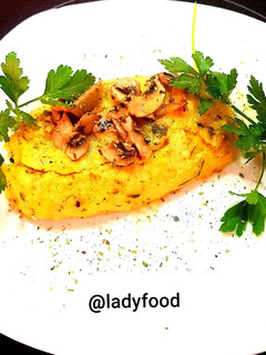 Una foto de Flan de polenta relleno de champiñones, espinacas y grana padano
